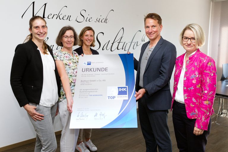 (von links): Personalreferentin Nina Wagner, Geschäftsführerin Ulrike Stelzner und Personalleiterin Katrin Schwager von der Bedford GmbH + Co. KG nahmen jetzt die IHKUrkunde für hohe Ausbildungsqualität von IHK-Hauptgeschäftsführer Marco Graf und IHKGeschäftsbereichsleiterin Aus- und Weiterbildung, Juliane Hünefeld-Linkermann, in Osnabrück entgegen (Bildquelle: Robert Schäfer/IHK).