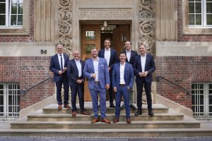 Fünf Vorstände namhafter Versicherer zu Gast bei der Akkurat Financial Service GmbH in Münster: v. l.: Dietmar Bläsing (Vorstandssprecher der Volkswohl Bund Versicherungen), Frank Kettnaker (Vorstand der ALH Gruppe - Alte Leipziger-Hallesche), Alexander Breuckmann (Geschäftsführer Akkurat), Kai Kuklinski (Vorstand und Aufsichtsrat im AXA Konzern), Timo Dörr (Geschäftsführer Akkurat), Thomas Lüer (Vorstand HDI Lebensversicherung AG), Markus Drews (CEO Canada Life). (Foto: Akkurat)