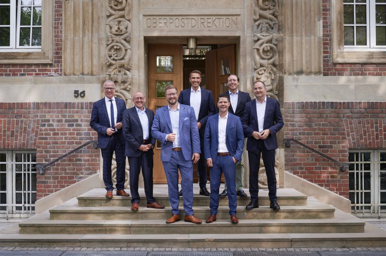 Fünf Vorstände namhafter Versicherer zu Gast bei der Akkurat Financial Service GmbH in Münster: v. l.: Dietmar Bläsing (Vorstandssprecher der Volkswohl Bund Versicherungen), Frank Kettnaker (Vorstand der ALH Gruppe - Alte Leipziger-Hallesche), Alexander Breuckmann (Geschäftsführer Akkurat), Kai Kuklinski (Vorstand und Aufsichtsrat im AXA Konzern), Timo Dörr (Geschäftsführer Akkurat), Thomas Lüer (Vorstand HDI Lebensversicherung AG), Markus Drews (CEO Canada Life). (Foto: Akkurat)