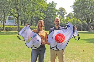 Melanie Adriaans, REGIONALE 2022, und Markus Backes, Teutoburger Wald Tourismus, stellen den Wickelfisch vor. Die OstWestfalenLippe GmbH unterstützt das 1. Mindener Weserschwimmen der DLRG mit 500 kostenfreien Wickelfischen. (Foto:OstWestfalenLippe GmbH)