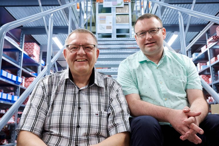 Werner Schasche und Jan Lecköny sind die beiden ersten Spezialisten im gerade neu gegründeten Kompetenzzentrum für Motorenteile der Bielefel-der Fritz Wittich GmbH. (Foto: Wittich GmbH/Ruthe)