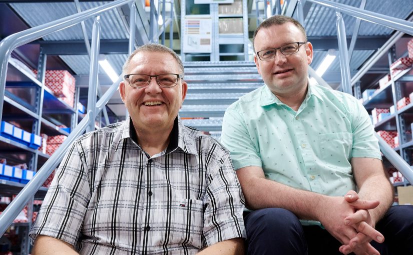 Werner Schasche und Jan Lecköny sind die beiden ersten Spezialisten im gerade neu gegründeten Kompetenzzentrum für Motorenteile der Bielefel-der Fritz Wittich GmbH. (Foto: Wittich GmbH/Ruthe)