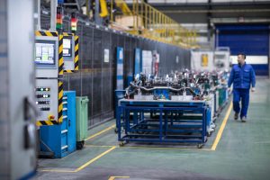 In der Warmumformung produziert BENTELER beispielsweise Strukturbauteile für Fahrgastzellen. Eine KI unterstützt Mitarbeiter:innen künftig bei der Entschei-dung, welche Produkte in eine zusätzliche Qualitätsprüfung müssen. (Foto: BENTELER)