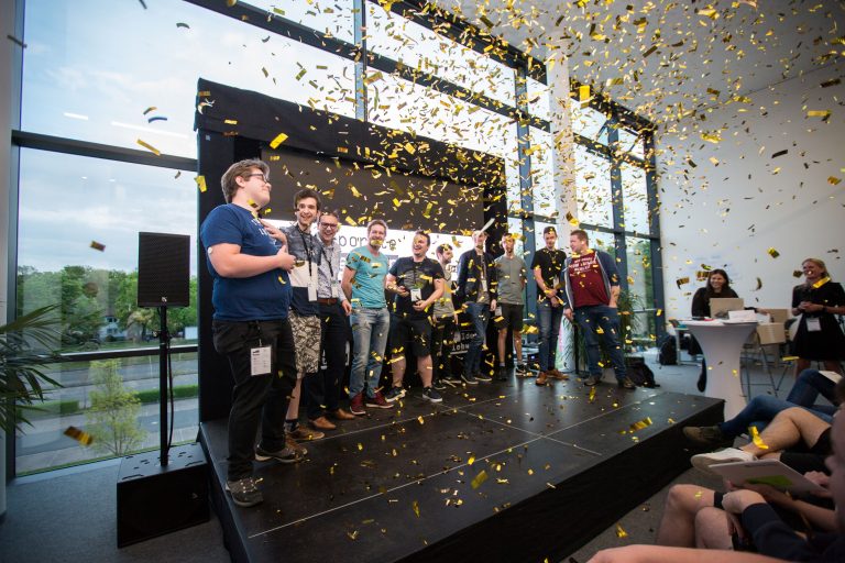 Beim it’s OWL Makeathon #zeitenwendeowl können Teilnehmende Herausforderungen von Unternehmen lösen. Die besten Ideen erhalten 15.000 Euro Preisgeld. (Foto: Fraunhofer IEM / David Gense)