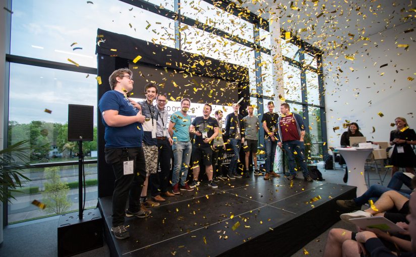 Beim it’s OWL Makeathon #zeitenwendeowl können Teilnehmende Herausforderungen von Unternehmen lösen. Die besten Ideen erhalten 15.000 Euro Preisgeld. (Foto: Fraunhofer IEM / David Gense)