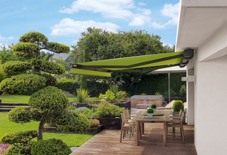 markilux produziert Markisen, die viele Jahre halten. Rohstoffe werden somit maßvoll genutzt. Das Unternehmen setzt in der Produktion zudem auf recyceltes Aluminium, das ernergieschonender hergestellt wird als Primäraluminium. markilux 6000, ein Klassiker unter den Gelenkarmmarkisen (Foto: markilux)