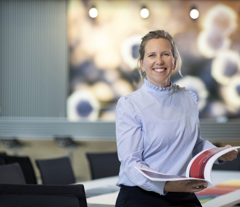 Strategisches und vorausschauendes Marketing ist eine wichtige Größe, um sich im Markt zu behaupten und Endkunden von sich zu überzeugen. Deshalb investiert markilux seit Jahren in einen vielfältigen Mix aus Marketinginstrumenten und Medienkanälen. Dazu gehört auch, den Fachhandel tatkräftig in der regionalen Werbung mit einem umfassenden Service-Angebot zu unterstützen. Auf dem Bild: Christiane Berning -Leitung Marketing und Business Development (Foto: markilux)