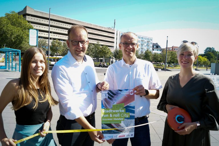 Karoline Jockheck, Martin Knabenreich und Katharina Schilberg von Bielefeld Marketing (v. l.) stellen gemeinsam mit Martin Uekmann (2. v. r., Geschäftsführer Stadtwerke Bielefeld) das Programm für den „Stadtwerke run & roll City“ auf dem Kesselbrink vor. (Foto: Bielefeld Marketing GmbH)