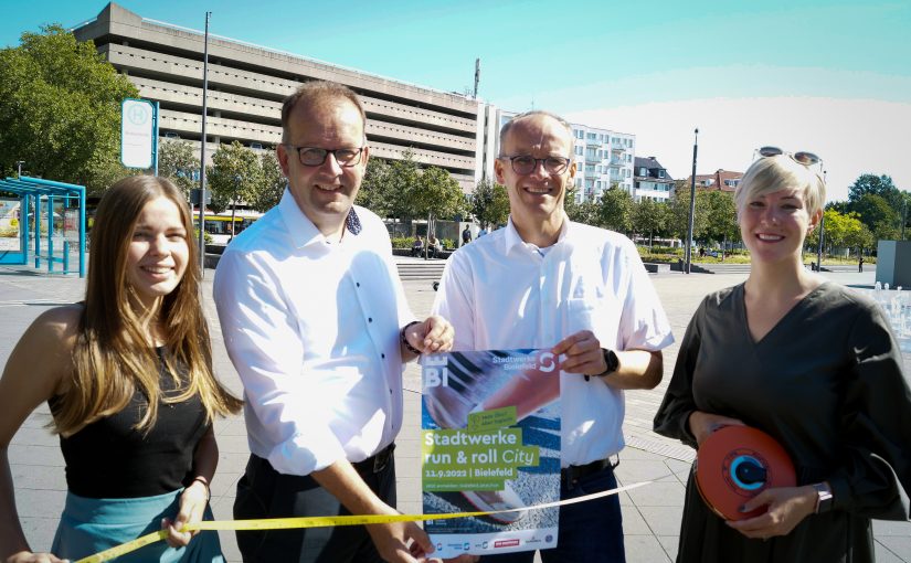 Karoline Jockheck, Martin Knabenreich und Katharina Schilberg von Bielefeld Marketing (v. l.) stellen gemeinsam mit Martin Uekmann (2. v. r., Geschäftsführer Stadtwerke Bielefeld) das Programm für den „Stadtwerke run & roll City“ auf dem Kesselbrink vor. (Foto: Bielefeld Marketing GmbH)