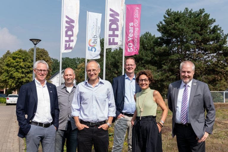 Stolz auf 50 Jahre Bildungszentrum: (v. l.) die Vorstände Dietmar Papenkordt, Matthias Leder und Prof. Dr. Wilhelm Nüßer; die Geschäftsführer Benedikt Willeke und Annalisa Mancini sowie bib-Leiter Frank Lammersen (Foto: FHDW)