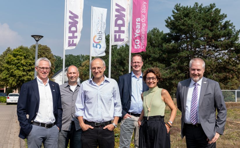 Stolz auf 50 Jahre Bildungszentrum: (v. l.) die Vorstände Dietmar Papenkordt, Matthias Leder und Prof. Dr. Wilhelm Nüßer; die Geschäftsführer Benedikt Willeke und Annalisa Mancini sowie bib-Leiter Frank Lammersen (Foto: FHDW)