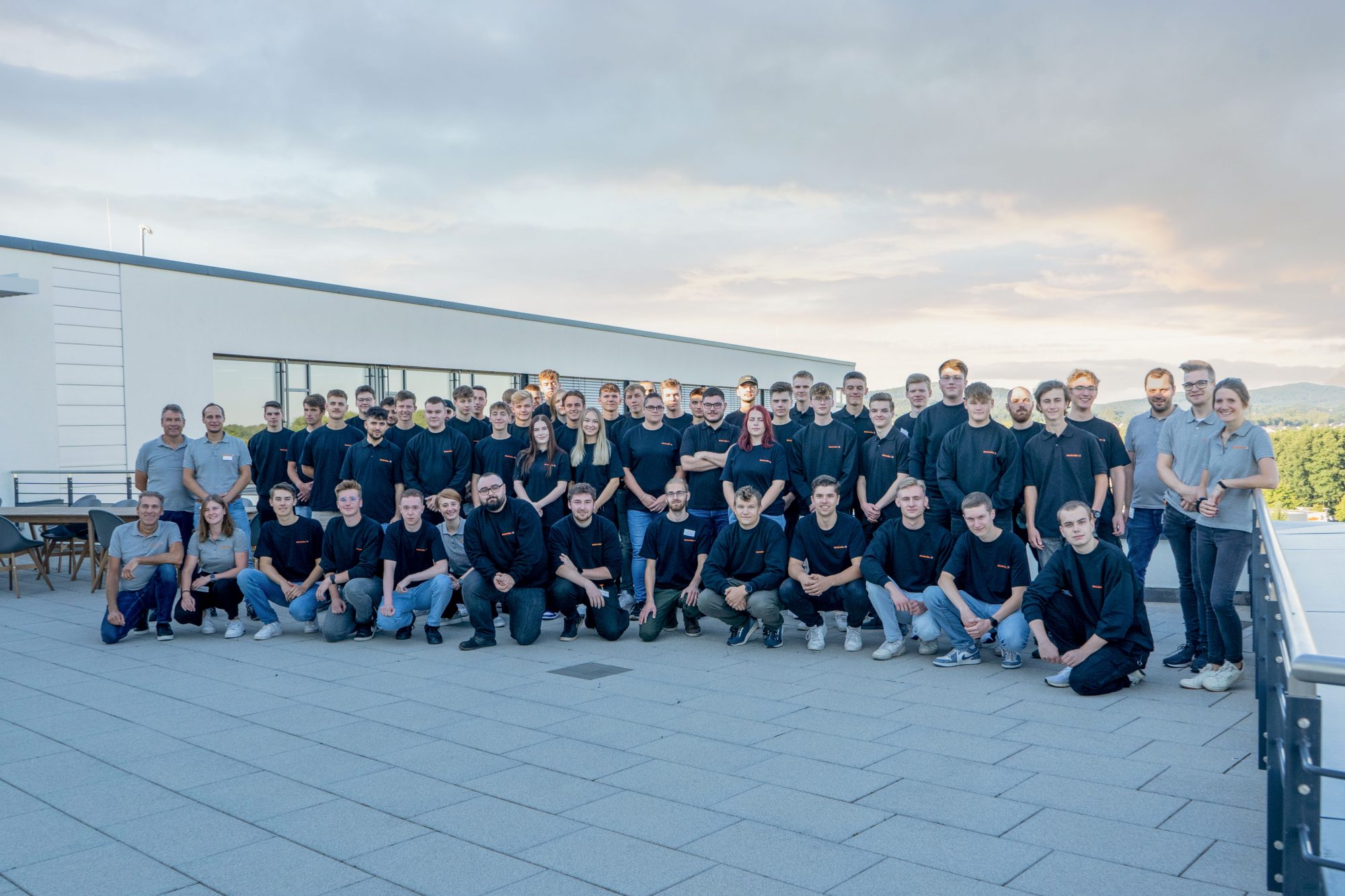 Die neuen Nachwuchskräfte der Weidmüller Gruppe freuen sich mit ihren Betreuer*innen auf die bevorstehende Ausbildungszeit.(Foto: Weidmüller Interface GmbH & Co. KG)