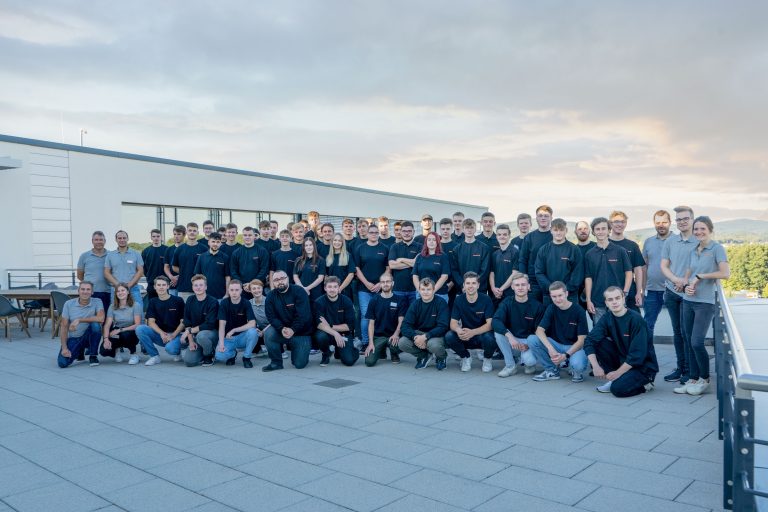 Die neuen Nachwuchskräfte der Weidmüller Gruppe freuen sich mit ihren Betreuer*innen auf die bevorstehende Ausbildungszeit.(Foto: Weidmüller Interface GmbH & Co. KG)