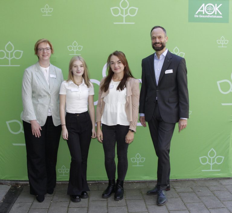 Im Kreis Lippe freuen sich die neue Auszubildende auf ihren Start bei der AOK NordWest: (von links) Ausbildungsleiterin Frauke Indenbirken, Daria Martinow aus Blomberg und Tatjana Klassenaus Augustdorf sowie AOK-Vorstandsvorsitzender Tom Ackermann. (Foto: AOK/hf)