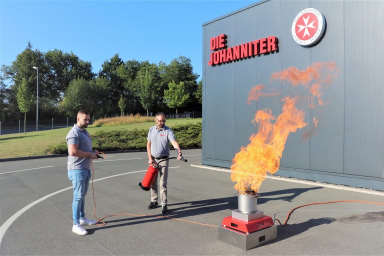 Am 30. September startet die Brandschutzhelfer-Ausbildung der Johanniter im Regionalverband Lippe-Höxter: (V. li.) Trainer Robert Lucht und Ausbildungsleiter Björn Jockwig am Brandsimulator. (Foto: Johanniter Lippe-Höxter)