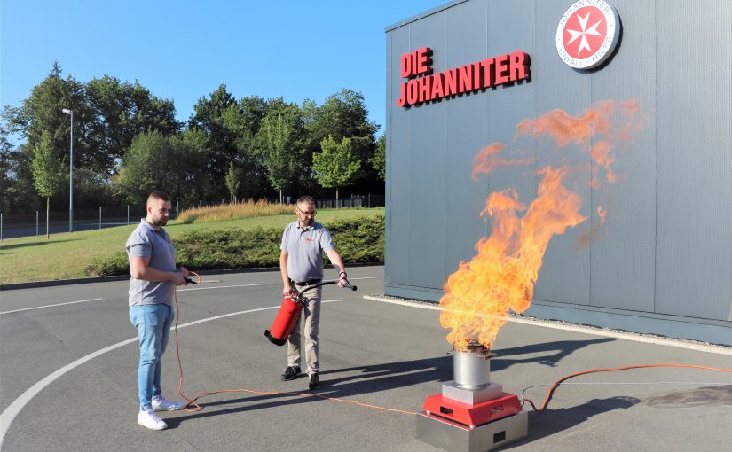 Am 30. September startet die Brandschutzhelfer-Ausbildung der Johanniter im Regionalverband Lippe-Höxter: (V. li.) Trainer Robert Lucht und Ausbildungsleiter Björn Jockwig am Brandsimulator. (Foto: Johanniter Lippe-Höxter)