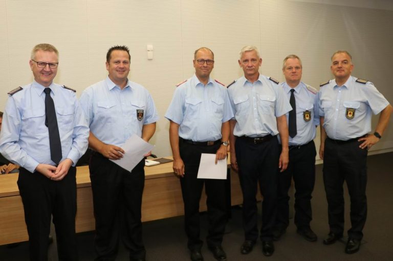 v.l. Abschnittsleiter Süd Ludger Flohre, die beförderten Kreisausbil-dungsleiter Sven Schumacher und Bereitschaftsführer Oliver Brune, Kreisbandmeister Cornelis van de Water, Abschnittsleiter Nord Herbert Kempe und stv. Abschnittsleiter Süd Michael Janböke (Foto: Landrkeis Osnabrück)