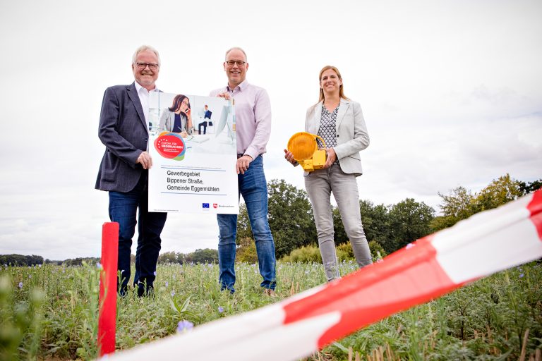 oleg-Geschäftsführer Siegfried Averhage (li.), Bürgermeis-ter Markus Frerker und Susanne Menke, Prokuristin bei der oleg, freuen sich über die GRW-Förderung. (Foto: Miriam Loeskow-Bücker)