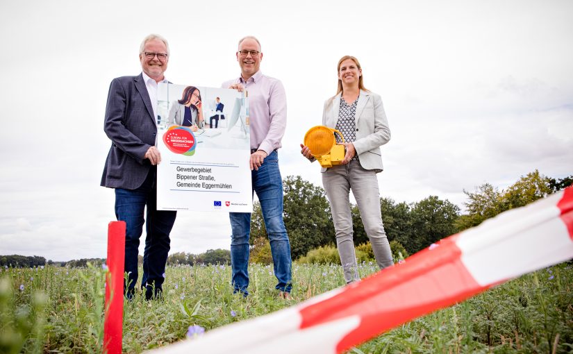 oleg-Geschäftsführer Siegfried Averhage (li.), Bürgermeis-ter Markus Frerker und Susanne Menke, Prokuristin bei der oleg, freuen sich über die GRW-Förderung. (Foto: Miriam Loeskow-Bücker)