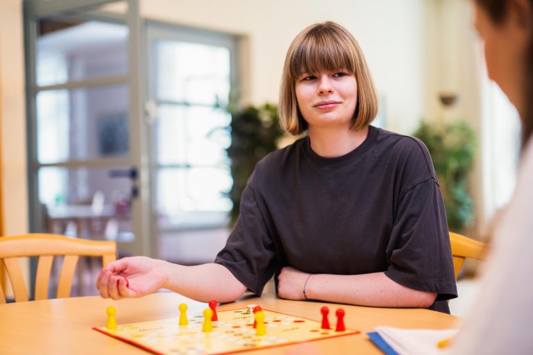 Das Ziel der Wohngruppe: die Bewohner am normalen Leben teilhaben lassen und sie dabei bestmöglich unterstützen. (Foto: F. Hüffelmann/FH Bielefeld)