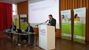 Holger Heymann (Landrat des Landkreises Wittmund), Dr. Dirk Lüerßen (Geschäftsführer der Ems-Achse) und Bernard Krone (Vorstandsvorsitzender der Ems-Achse) (von links) führen durch die Mitgliederversammlung.(Foto: Ems-Achse)