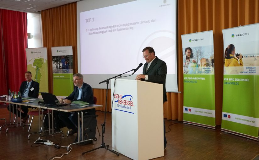 Holger Heymann (Landrat des Landkreises Wittmund), Dr. Dirk Lüerßen (Geschäftsführer der Ems-Achse) und Bernard Krone (Vorstandsvorsitzender der Ems-Achse) (von links) führen durch die Mitgliederversammlung.(Foto: Ems-Achse)