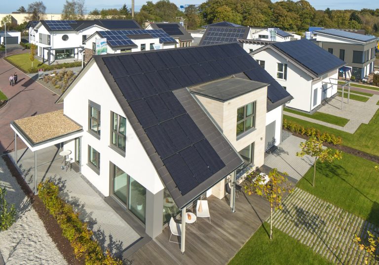 Plus-Energiehäuser, wie hier in der FertighausWelt Wuppertal, machen Bauherren weitestgehend unabhängig von ihren Energieversorgern. (Foto: BDF/Emiliyan Frenchev)