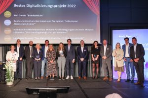 Die Gewinner in der Kategorie „Bestes Digitalisierungsprojekt Bund/Länder/Kommunen“. Für das krz nahmen krz-Projektleiterin Irina Fuchs (3. v. r.) und stellvertretender krz-Geschäftsleiter Mar-tin Kroeger (2.v.r.) die Auszeichnung entgegen. (Foto: BearingPoint © Konstantin Gastmann) (Foto: Krz)