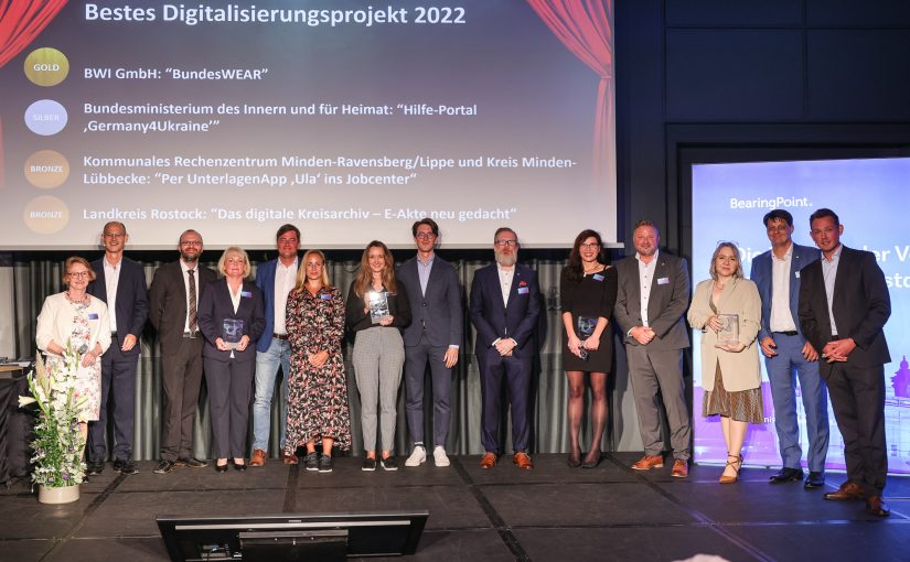 Die Gewinner in der Kategorie „Bestes Digitalisierungsprojekt Bund/Länder/Kommunen“. Für das krz nahmen krz-Projektleiterin Irina Fuchs (3. v. r.) und stellvertretender krz-Geschäftsleiter Mar-tin Kroeger (2.v.r.) die Auszeichnung entgegen. (Foto: BearingPoint © Konstantin Gastmann) (Foto: Krz)