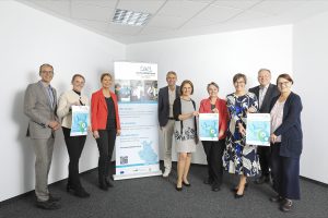 Freuen sich auf das Aktionsprogramm „Fachkräfte für OWL“ (v. l.): Wolfgang Draeger, Agentur für Arbeit Bielefeld, Melanie Taube, Regionalagentur OWL, Edith Rehmann-Decker, Kreis Paderborn, Wolfgang Marquardt, OWL GmbH, Dr. Marita Reinkemeier, pro Wirtschaft GT GmbH, Claudia Hilse, REGE mb, Ute Horstkötter-Starke, IHK Ostwestfalen zu Bielefeld, Marwin Schadwill, Handwerkskammer OWL, Petra Krause, Ev. Klinikum Bethel. (Foto: OWL GmbH)
