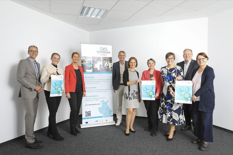 Freuen sich auf das Aktionsprogramm „Fachkräfte für OWL“ (v. l.): Wolfgang Draeger, Agentur für Arbeit Bielefeld, Melanie Taube, Regionalagentur OWL, Edith Rehmann-Decker, Kreis Paderborn, Wolfgang Marquardt, OWL GmbH, Dr. Marita Reinkemeier, pro Wirtschaft GT GmbH, Claudia Hilse, REGE mb, Ute Horstkötter-Starke, IHK Ostwestfalen zu Bielefeld, Marwin Schadwill, Handwerkskammer OWL, Petra Krause, Ev. Klinikum Bethel. (Foto: OWL GmbH)