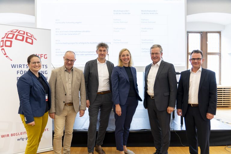 von links: Catharina Scherhans, stv. Aufsichtsratsvorsitzende der Wirtschaftsförderung Paderborn, Moderator Tom Hegermann, Frank Wolters, Geschäftsführer Wirtschaftsförderung Paderborn, Melanie Cramer, Geschäftsführerin Arbeitgeberverband Paderborn, Bürgermeister Michael Dreier, Uwe Schoop, Prokurist und Leiter des Bereichs Fachkräftesicherung bei der Wirtschaftsförderung Paderborn. (Foto (WFG/Tobias Vorwerk)