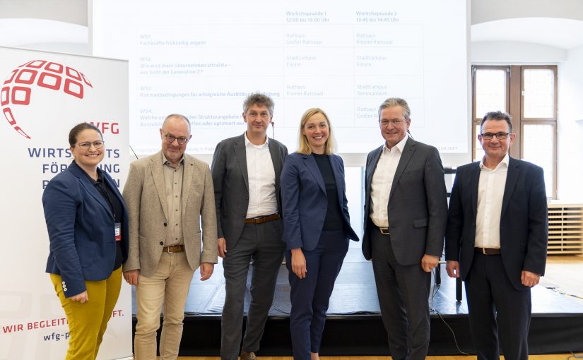 von links: Catharina Scherhans, stv. Aufsichtsratsvorsitzende der Wirtschaftsförderung Paderborn, Moderator Tom Hegermann, Frank Wolters, Geschäftsführer Wirtschaftsförderung Paderborn, Melanie Cramer, Geschäftsführerin Arbeitgeberverband Paderborn, Bürgermeister Michael Dreier, Uwe Schoop, Prokurist und Leiter des Bereichs Fachkräftesicherung bei der Wirtschaftsförderung Paderborn. (Foto (WFG/Tobias Vorwerk)