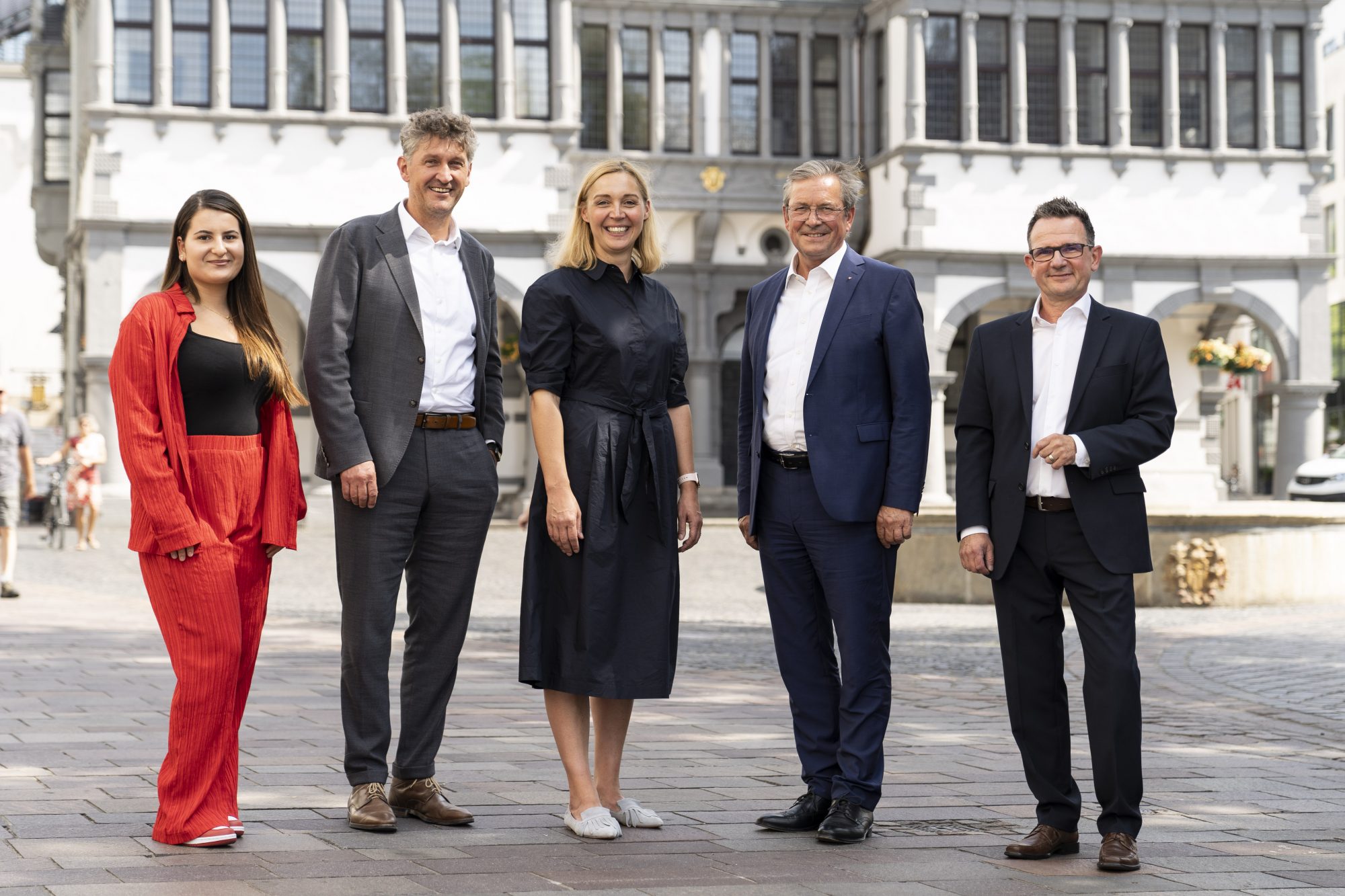 v.l.: Anna Baysoy (Auszubildende der WFG), Frank Wolters (Geschäftsführer WFG), Melanie Cramer (Geschäftsführerin Arbeitgeberverband), Bürgermeister Michael Dreier, Uwe Schoop (Prokurist WFG). (Foto Tobias Vorwerk/WFG)