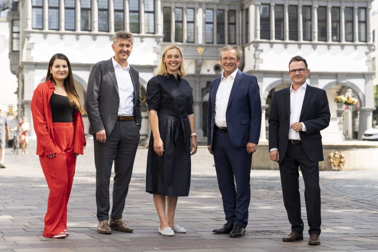 v.l.: Anna Baysoy (Auszubildende der WFG), Frank Wolters (Geschäftsführer WFG), Melanie Cramer (Geschäftsführerin Arbeitgeberverband), Bürgermeister Michael Dreier, Uwe Schoop (Prokurist WFG). (Foto Tobias Vorwerk/WFG)