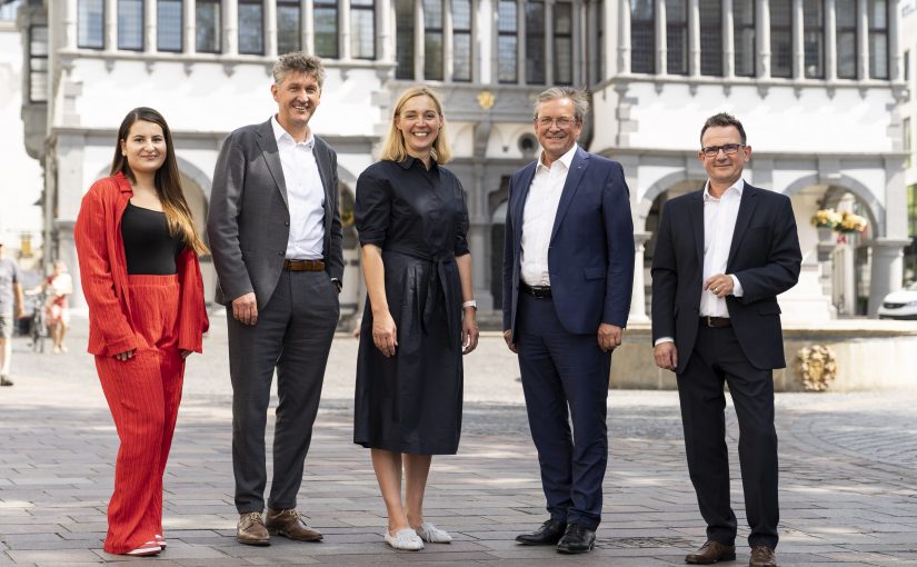 v.l.: Anna Baysoy (Auszubildende der WFG), Frank Wolters (Geschäftsführer WFG), Melanie Cramer (Geschäftsführerin Arbeitgeberverband), Bürgermeister Michael Dreier, Uwe Schoop (Prokurist WFG). (Foto Tobias Vorwerk/WFG)