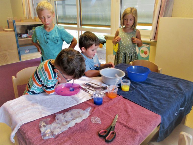 Kleine Forscher auf Entdeckungsreise: In der Johanniter-Kita „Burg Sonnenschein“ experimentieren die Kinder regelmäßig begeistert mit Wasser und forschen eigenständig zu mathematischen Themen oder in der Natur. (Foto: Johanniter Lippe-Höxter)