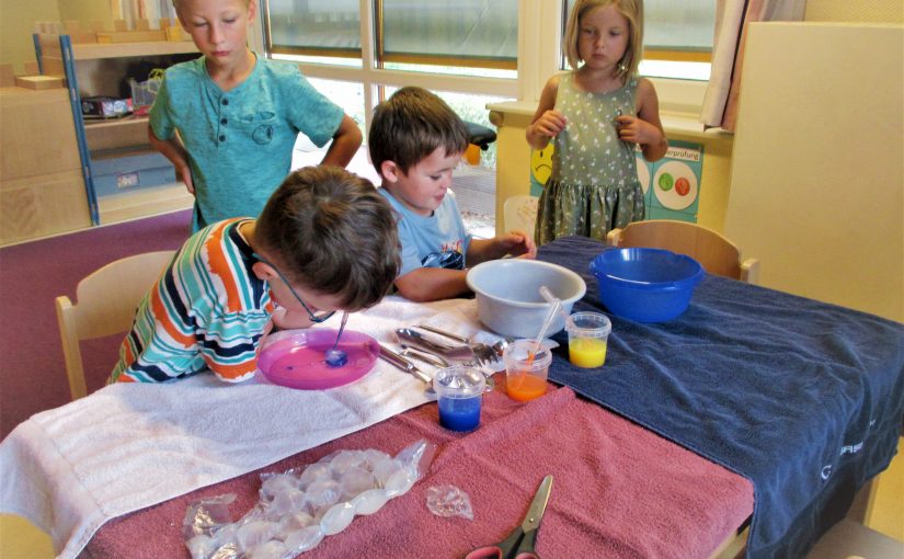 Kleine Forscher auf Entdeckungsreise: In der Johanniter-Kita „Burg Sonnenschein“ experimentieren die Kinder regelmäßig begeistert mit Wasser und forschen eigenständig zu mathematischen Themen oder in der Natur. (Foto: Johanniter Lippe-Höxter)