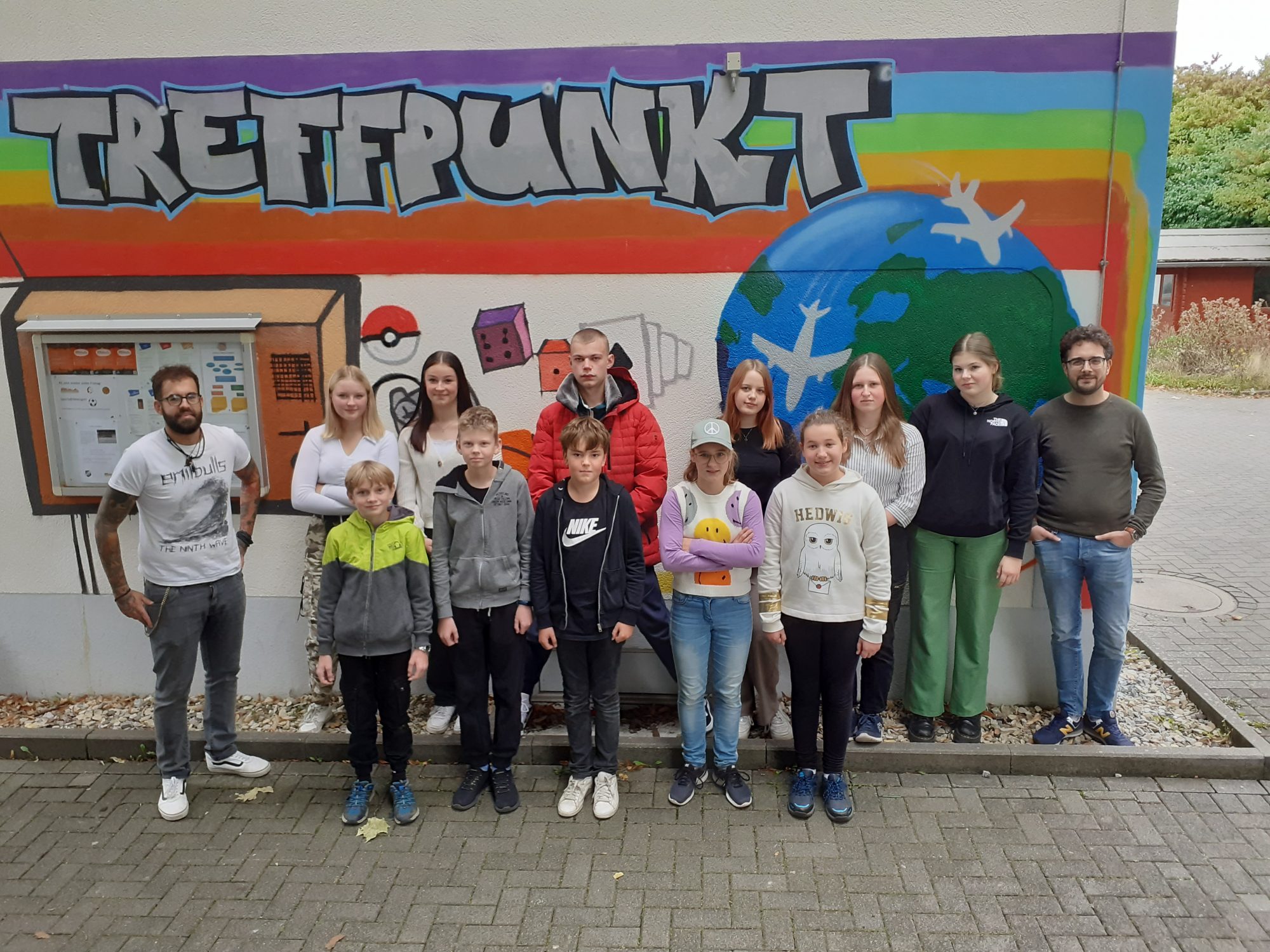 v.h.l.: Jan Hoffmeister (Jugendpflege), Zuza Kania, Johanna Solf, Ramon Thoma, Nele Fischer, Annika Köjer, Carolin Hoffmann, Alessandro Ferraro (Jugendpflege) v.v.l. Philipp Hillebrand, Kevin Krieger, Jonas Böddeker, Emma Hecht, Chiara Heiermann Es fehlen: Jordan Huber, Emily Jabs, Daniel Schmal, Lukas Engels, Kilian Schwarze (Foto: Stadt Büren)