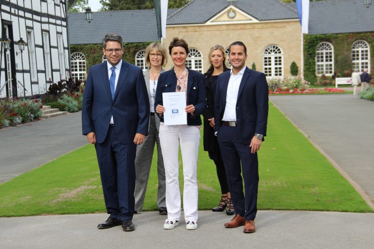 (v.l.n.r.): Simon Tewes (Schulleiter Gesamtschule Bad Driburg), Lisa Münster (Gesamtschule Abteilungsleitung II, Jg. 8-10), Annabelle Gräfin von Oeynhausen-Sierstorpff, Katharina Hartgen (Gesamtschule Koordination Studien- und Berufsorientierung), Mahan Ashkan (Arbeitsdirektor UGOS) (Foto: Unternehmensgruppe Graf von Oeynhausen-Sierstorpff GmbH & Co. KG Holding)