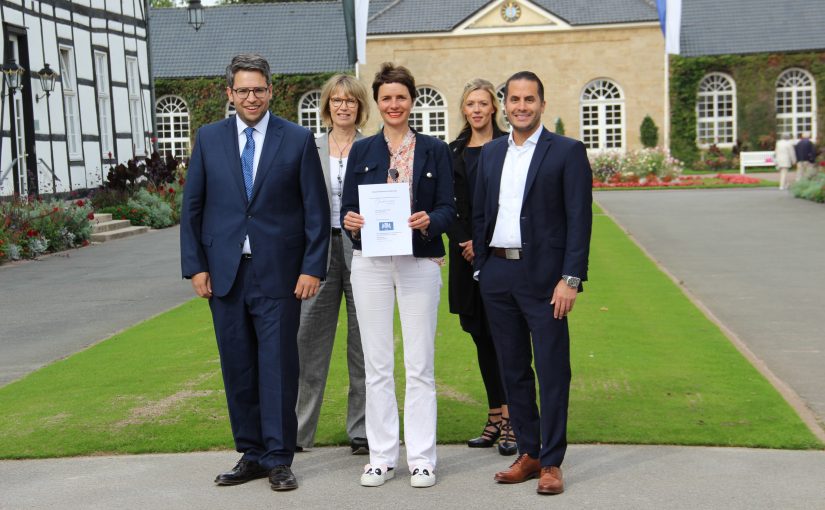 (v.l.n.r.): Simon Tewes (Schulleiter Gesamtschule Bad Driburg), Lisa Münster (Gesamtschule Abteilungsleitung II, Jg. 8-10), Annabelle Gräfin von Oeynhausen-Sierstorpff, Katharina Hartgen (Gesamtschule Koordination Studien- und Berufsorientierung), Mahan Ashkan (Arbeitsdirektor UGOS) (Foto: Unternehmensgruppe Graf von Oeynhausen-Sierstorpff GmbH & Co. KG Holding)