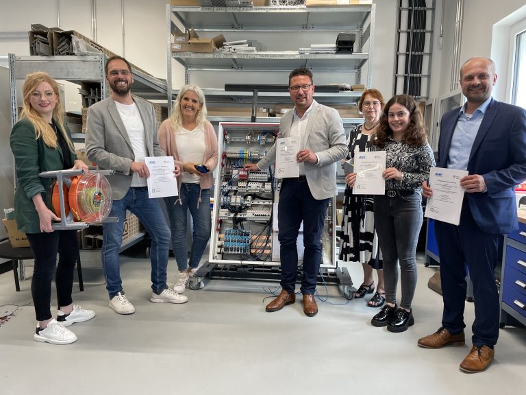 Freuen sich über die neue Zusammenarbeit (von links nach rechts): Annika Schütte (Servicestelle Schule-Wirtschaft), Jan Wessels (Schulleiter, Her-mann-Freye-Gesamtschule Dissen aTW), Annette Steck (Didaktische Lei-tung, Hermann-Freye-Gesamtschule Dissen aTW), Lars Hellmers (Vor-stand, MaßArbeit), Gabriele Molitor (AWT-Lehrerin, Hermann-Freye-Gesamtschule Dissen aTW), Alina Otto (Personalwesen, Elektro Große-Wördemann GmbH), Eugen Görlitz (Bürgermeister, Stadt Dissen aTW) (Foto: MaßArbeit / Bettina Klimek)