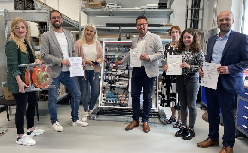 Freuen sich über die neue Zusammenarbeit (von links nach rechts): Annika Schütte (Servicestelle Schule-Wirtschaft), Jan Wessels (Schulleiter, Her-mann-Freye-Gesamtschule Dissen aTW), Annette Steck (Didaktische Lei-tung, Hermann-Freye-Gesamtschule Dissen aTW), Lars Hellmers (Vor-stand, MaßArbeit), Gabriele Molitor (AWT-Lehrerin, Hermann-Freye-Gesamtschule Dissen aTW), Alina Otto (Personalwesen, Elektro Große-Wördemann GmbH), Eugen Görlitz (Bürgermeister, Stadt Dissen aTW) (Foto: MaßArbeit / Bettina Klimek)