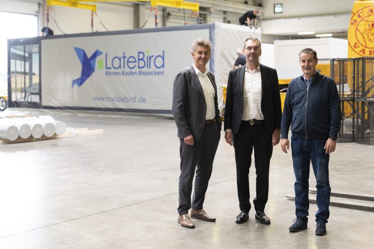 Frank Wolters, Geschäftsführer der Wirtschaftsförderung Paderborn (von links), mit den LateBird-Geschäftsführern Markus Belte und Alexander Burghardt. (Foto: WFG/Tobias Vorwerk)