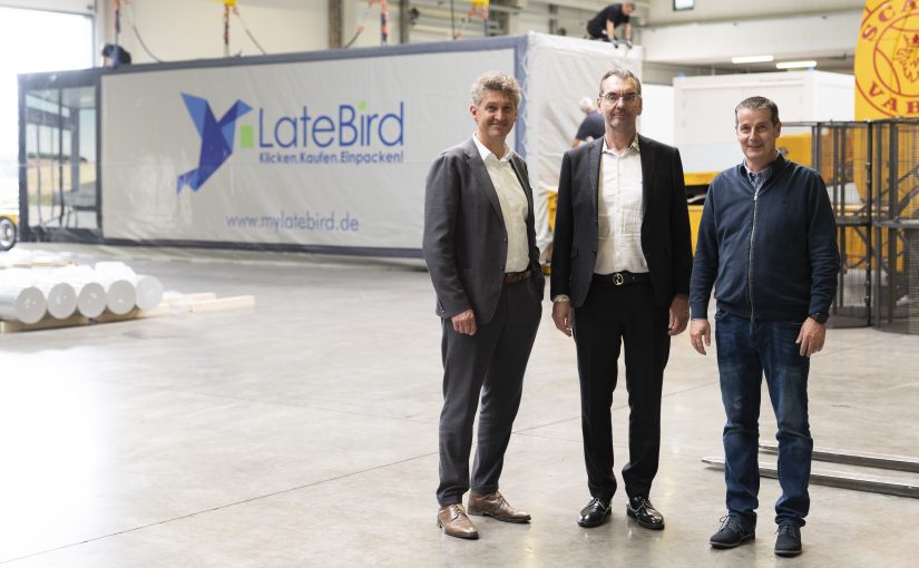 Frank Wolters, Geschäftsführer der Wirtschaftsförderung Paderborn (von links), mit den LateBird-Geschäftsführern Markus Belte und Alexander Burghardt. (Foto: WFG/Tobias Vorwerk)
