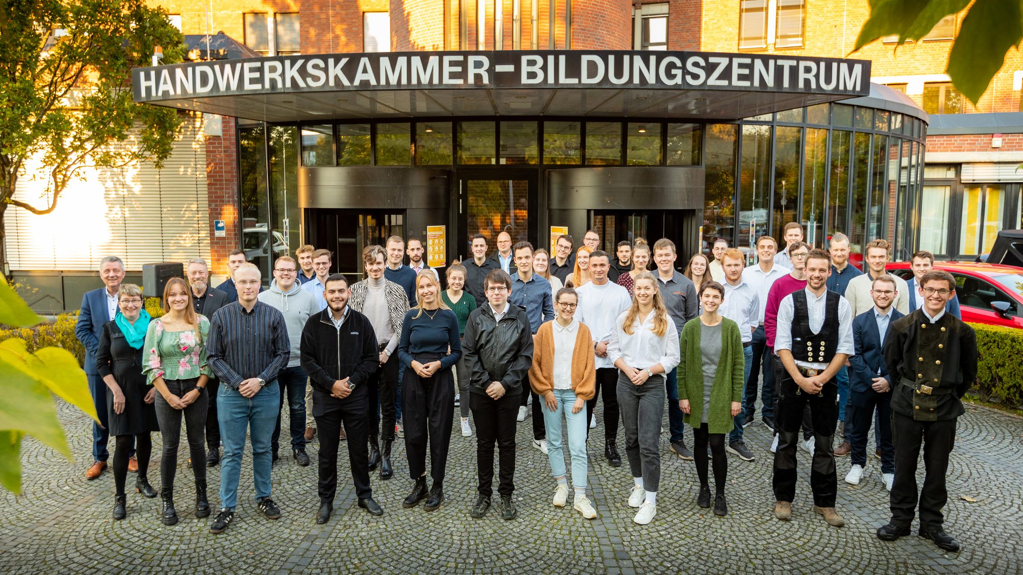 Mit den Siegerinnen und Siegern des Leistungswettbewerbs des Handwerks im Kammerbezirk Münster freuen sich seitens der HWK Vizepräsident Jürgen Kroos, Oberstudiendirektorin und Mitglied des Berufsbildungsausschusses Juliane Brüggemann (v.l.) und stellvertretender Hauptgeschäftsführer Knut Heine (4.v.l.) (Foto: HWK Münster)