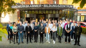 Mit den Siegerinnen und Siegern des Leistungswettbewerbs des Handwerks im Kammerbezirk Münster freuen sich seitens der HWK Vizepräsident Jürgen Kroos, Oberstudiendirektorin und Mitglied des Berufsbildungsausschusses Juliane Brüggemann (v.l.) und stellvertretender Hauptgeschäftsführer Knut Heine (4.v.l.) (Foto: HWK Münster)