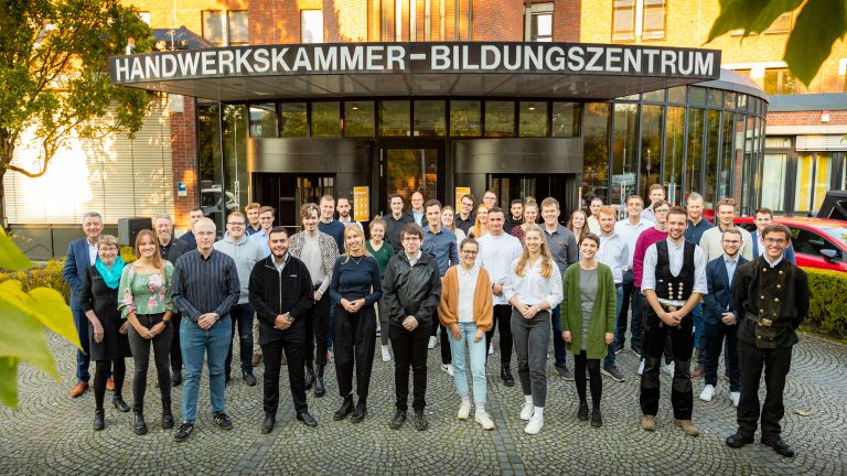 Mit den Siegerinnen und Siegern des Leistungswettbewerbs des Handwerks im Kammerbezirk Münster freuen sich seitens der HWK Vizepräsident Jürgen Kroos, Oberstudiendirektorin und Mitglied des Berufsbildungsausschusses Juliane Brüggemann (v.l.) und stellvertretender Hauptgeschäftsführer Knut Heine (4.v.l.) (Foto: HWK Münster)