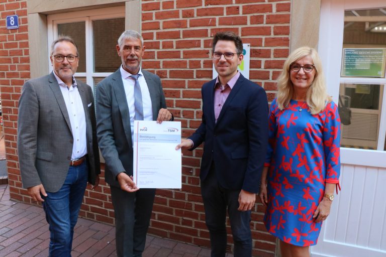 Übergabe des TSM-Zertifikats: (v. l.) Bürgermeister Helmut Knurbein, Dr. Torsten Birkholz, DVGW, stellvertretender Betriebsleiter Kevin Derks und Betriebsleiterin Mechthild Wessels (Foto: Stadt Meppen)