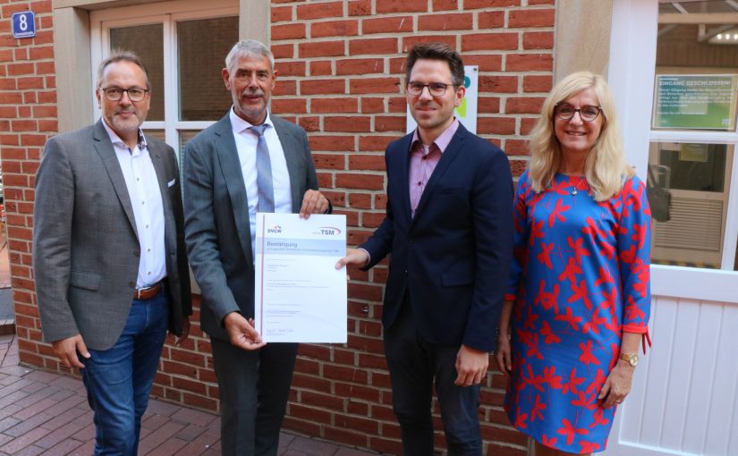 Übergabe des TSM-Zertifikats: (v. l.) Bürgermeister Helmut Knurbein, Dr. Torsten Birkholz, DVGW, stellvertretender Betriebsleiter Kevin Derks und Betriebsleiterin Mechthild Wessels (Foto: Stadt Meppen)